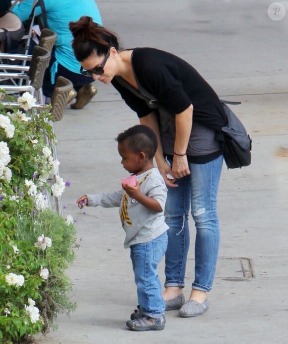 Sandra Bullock est une adorable maman avec son fils adoptif Louis à Los Angeles le 18 octobre 2012.
