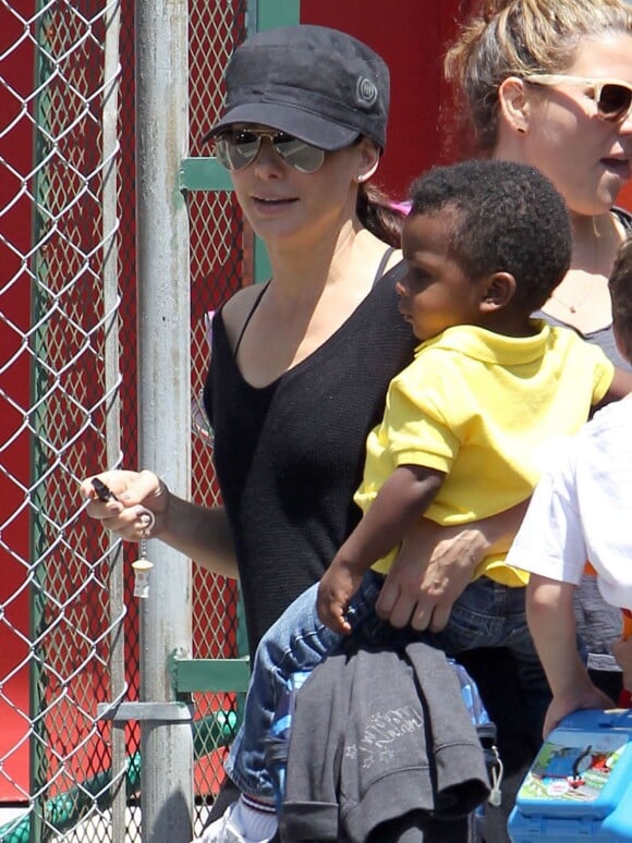 Sandra Bullock va chercher son fils Louis à la sortie de son école à Los Angeles le 8 mai 2012.