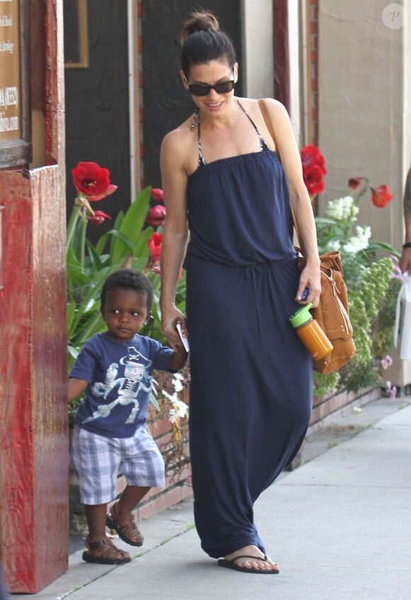 Sandra Bullock emmène son charmant fils Louis faire quelques achats chez des antiquaires à Los Angeles le 28 avril 2012.