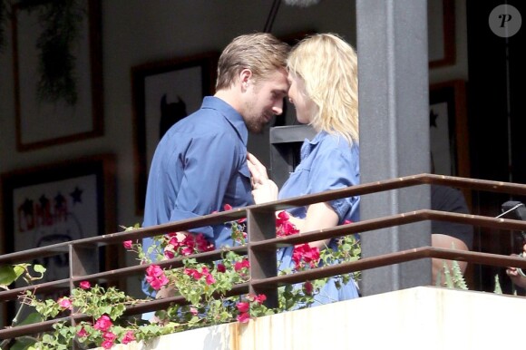 Ryan Gosling et Cate Blanchett fricotent sur un balcon pour une scène du film encore sans titre de Terrence Malick, à Austin, Texas, le 20 octobre 2012.