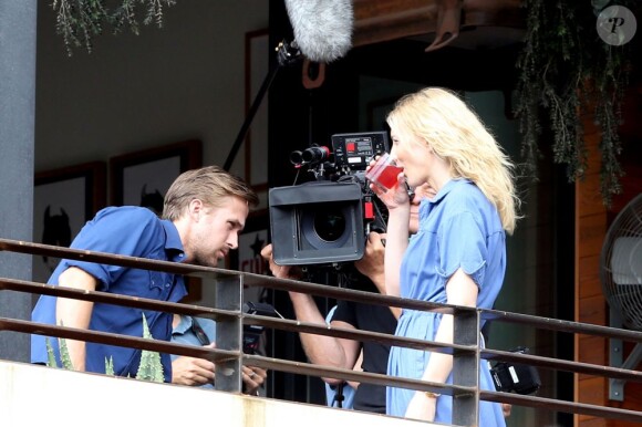 Ryan Gosling et Cate Blanchett fricotent sur un balcon pour une scène du film encore sans titre de Terrence Malick, à Austin, Texas, le 20 octobre 2012.