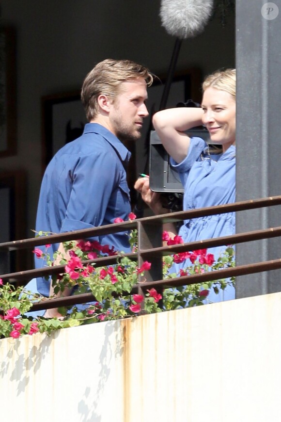 Ryan Gosling et Cate Blanchett fricotent sur un balcon pour une scène du film encore sans titre de Terrence Malick, à Austin, Texas, le 20 octobre 2012.