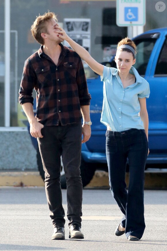Ryan Gosling tripoté par Rooney Mara sur le plateau du film encore sans titre de Terrence Malick, à Austin, Texas. Septembre 2012.