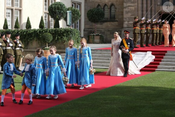 Sortant de la cathédrale Notre-Dame de Luxembourg, le prince Guillaume et Stéphanie de Lannoy qui viennent de se marier, le 20 octobre 2012.