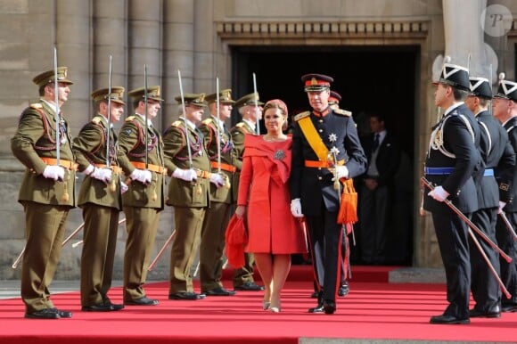 Le grand-duc Henri et la grande-duchesse Maria Teresa sortant de la cathédrale Notre-Dame de Luxembourg où le prince Guillaume et Stéphanie de Lannoy viennent de se marier, le 20 octobre 2012.