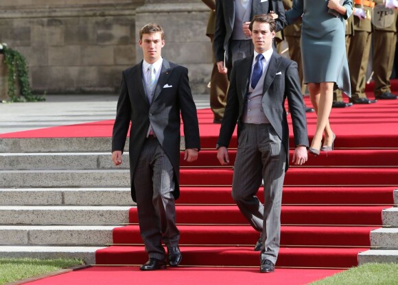 Les princes Sébastien et Félix du Luxembourg sortant de la cathédrale Notre-Dame où le prince Guillaume et Stéphanie de Lannoy viennent de se marier, le 20 octobre 2012.