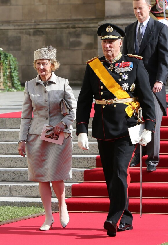 Le roi Harald V et la reine Sonja de Norvège sortant de la cathédrale Notre-Dame de Luxembourg où le prince Guillaume et Stéphanie de Lannoy viennent de se marier, le 20 octobre 2012.