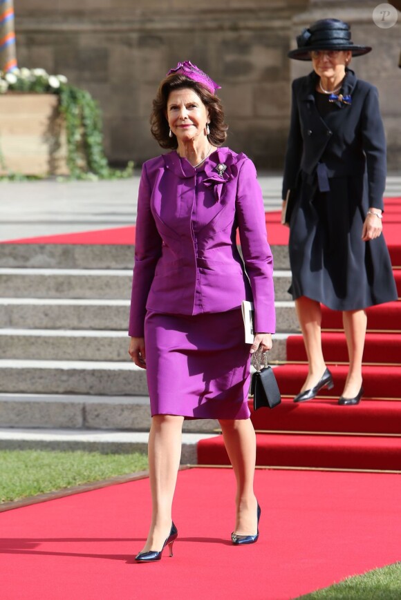La reine Silvia de Suède sortant de la cathédrale Notre-Dame de Luxembourg où le prince Guillaume et Stéphanie de Lannoy viennent de se marier, le 20 octobre 2012.
