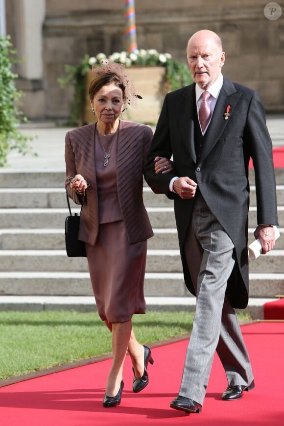 Le tsar Siméon II et la reine Margarita de Bulgarie sortant de la cathédrale Notre-Dame de Luxembourg où le prince Guillaume et Stéphanie de Lannoy viennent de se marier, le 20 octobre 2012.