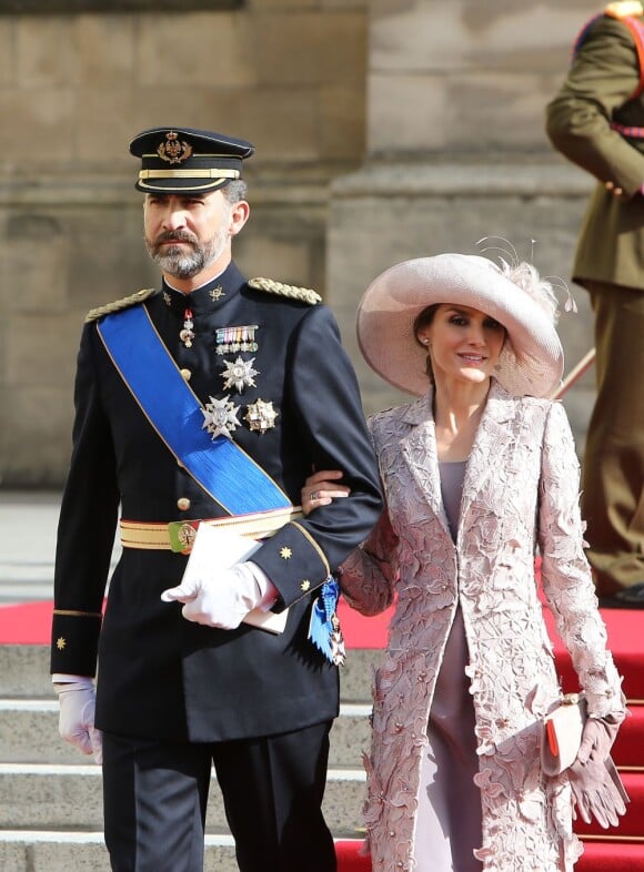 Letizia et Felipe d'Espagne sortant de la cathédrale Notre-Dame de Luxembourg où le prince Guillaume et Stéphanie de Lannoy viennent de se marier, le 20 octobre 2012.