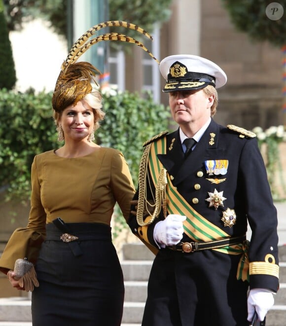 La princesse Maxima et le prince Willem-Alexander des Pays-Bas sortant de la cathédrale Notre-Dame de Luxembourg où le prince Guillaume et Stéphanie de Lannoy viennent de se marier, le 20 octobre 2012.
