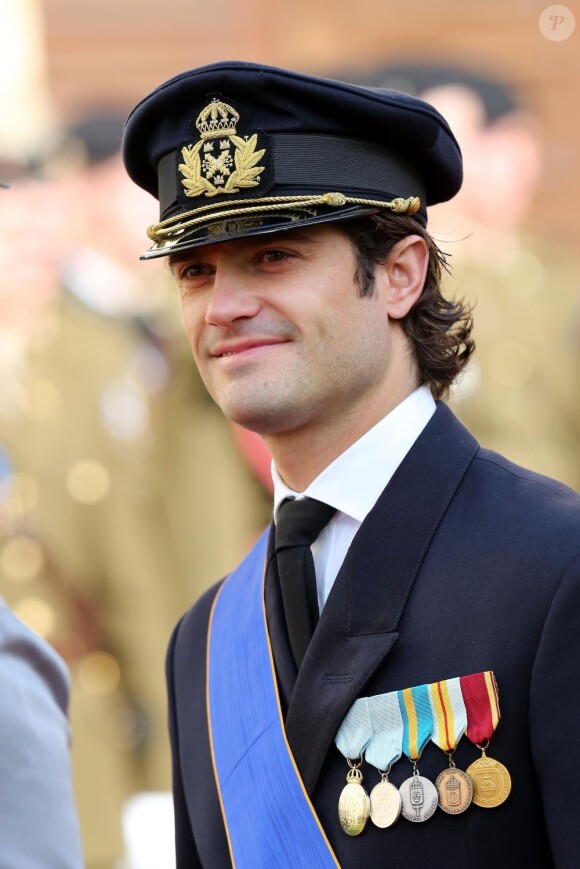 Le prince Carl Philip de Suède sortant de la cathédrale Notre-Dame de Luxembourg où le prince Guillaume et Stéphanie de Lannoy viennent de se marier, le 20 octobre 2012.