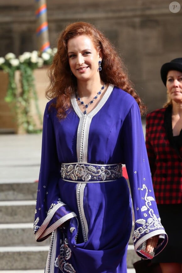 La princesse Lalla Salma du Maroc sortant de la cathédrale Notre-Dame de Luxembourg où le prince Guillaume et Stéphanie de Lannoy viennent de se marier, le 20 octobre 2012.