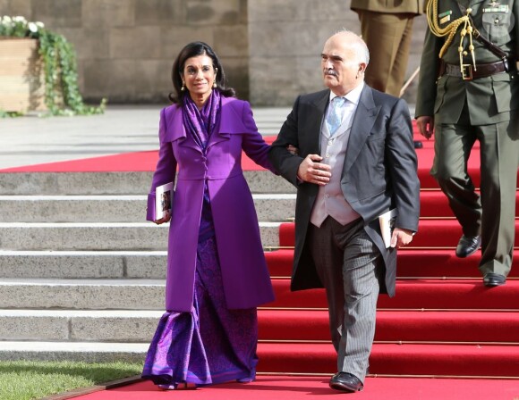 Le prince Hassan et la princesse Sarvath de Jordanie sortant de la cathédrale Notre-Dame de Luxembourg où le prince Guillaume et Stéphanie de Lannoy viennent de se marier, le 20 octobre 2012.