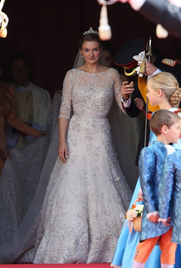 La mariée Stéphanie de Lannoy sortant de la cathédrale Notre-Dame de Luxembourg, le 20 octobre 2012.