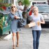La comédienne Reese Witherspoon et sa fille Ava se promènent à Brentwood, le 22 octobre 2012