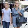 La jolie Reese Witherspoon et sa fille Ava se promènent à Brentwood, le 22 octobre 2012