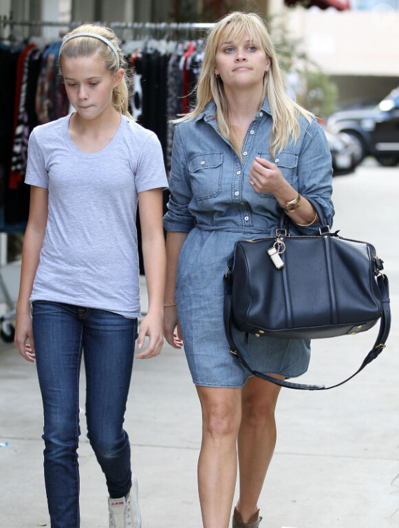 La jolie Reese Witherspoon et sa fille Ava se promènent à Brentwood, le 22 octobre 2012