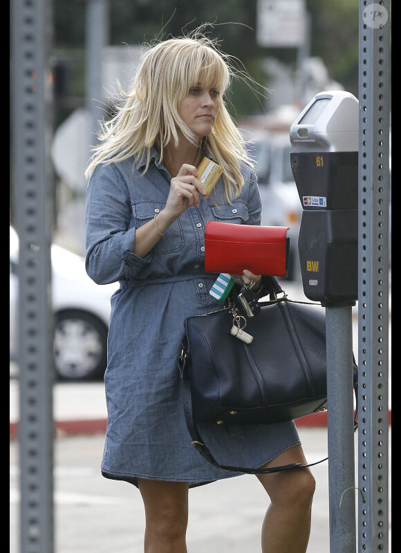 Reese Witherspoon et sa fille Ava se promènent à Brentwood, le 22 octobre 2012