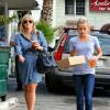 Reese Witherspoon et sa fille Ava se promènent à Brentwood, le 22 octobre 2012