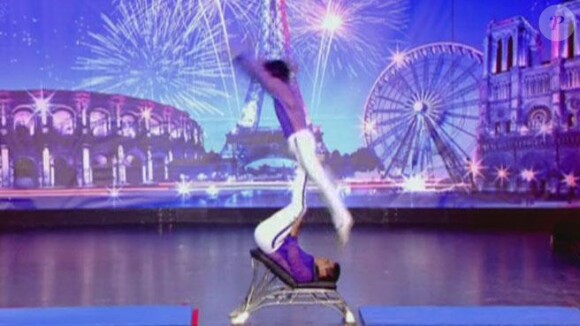 Les frères Anton, 20 et 22 ans, sont venus de Las Vegas pour montrer leur incroyable talent d'acrobates dans Incroyable Talent 7