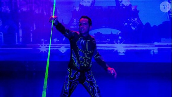 Théo Dari, 44 ans, est un artiste spécialiste des spectacles avec des lasers dans Incroyable Talent 7