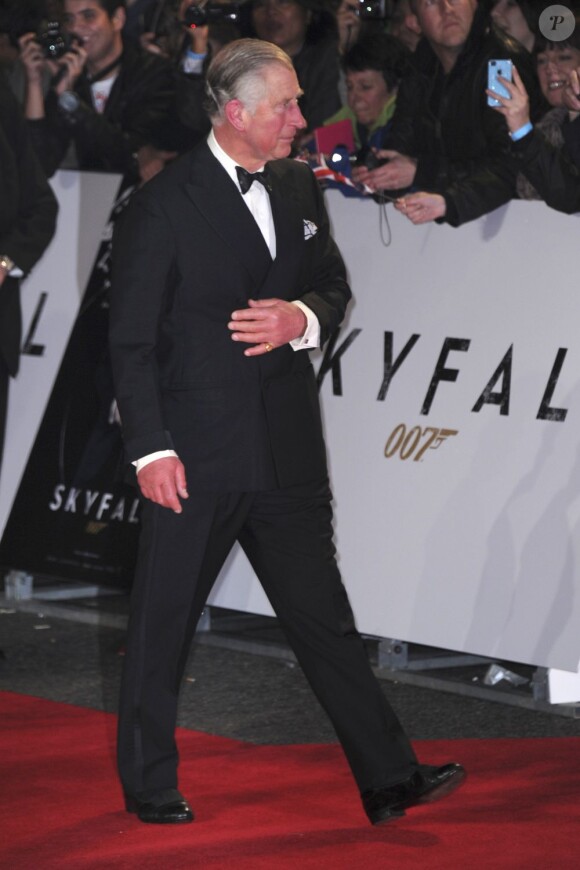 Le prince Charles lors de l'avant-première du film Skyfall à Londres le 23 octobre 2012