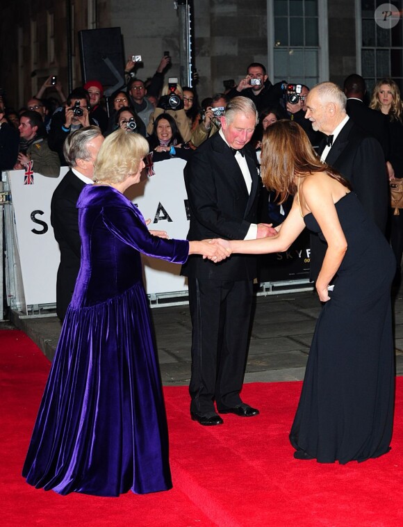 Le prince Charles et Camilla lors de l'avant-première du film Skyfall à Londres le 23 octobre 2012