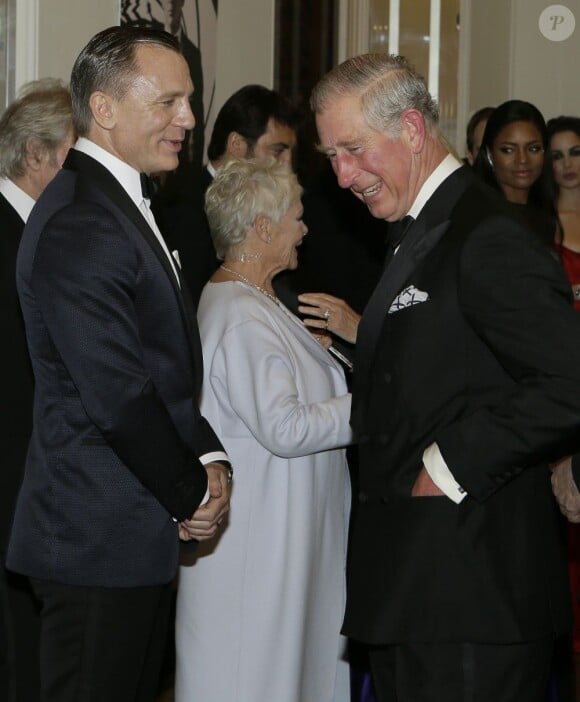 Le prince Charles saluant l'équipe du nouveau James Bond, lors de l'avant-première du film Skyfall à Londres le 23 octobre 2012