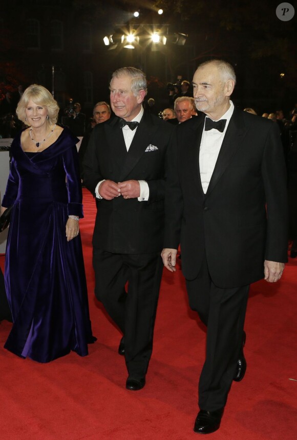 Le prince Charles et Camilla lors de l'avant-première du film Skyfall à Londres le 23 octobre 2012