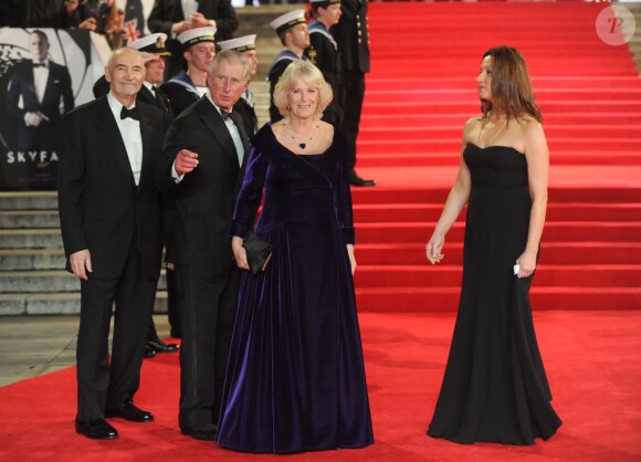 Le prince Charles et Camilla lors de l'avant-première du film Skyfall à Londres le 23 octobre 2012
