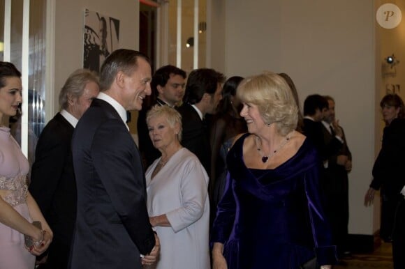 Camilla, duchesse de Cornouailles, rencontre Daniel Craig lors de l'avant-première du film Skyfall à Londres le 23 octobre 2012