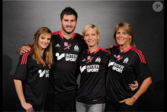 Virginie Dedieu, André-Pierre Gignac, Rebecca Hampton et Nathalie Simon présentent le nouveau maillot de l'OM dédié à la lutte contre le cancer du sein - octobre 2012.