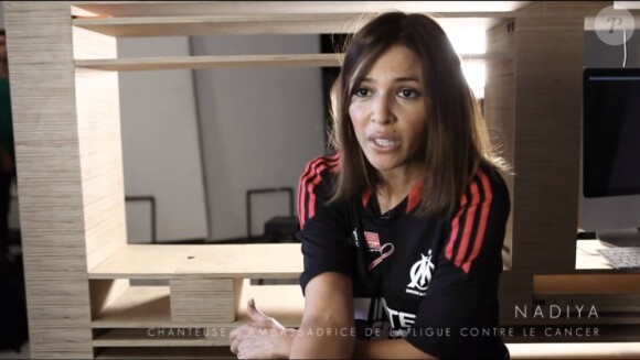 Nâdiya dans la vidéo de présentation du nouveau maillot de l'OM dédié à la lutte contre le cancer du sein - octobre 2012.