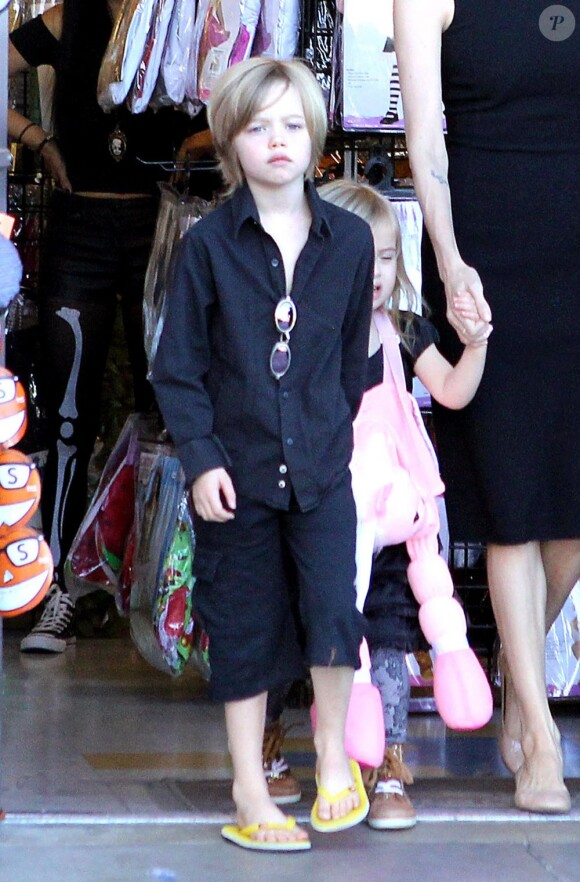 Angelina Jolie takes the kids out to shop for their Halloween costumes at a local Party City Store in Studio City, Los Angeles, CA, USA on October 28, 2012. The 37-year-old actress held tightly onto her twins, Vivienne Marcheline Jolie-Pitt and Knox Léon Jolie-Pitt, while her older daughter Shiloh Nouvel Jolie-Pitt picked out her own accessories. Photo by Ramey Agency/ABACAPRESS.COM29/10/2012 - Los Angeles