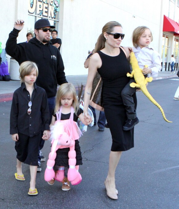 Angelina Jolie takes the kids out to shop for their Halloween costumes at a local Party City Store in Studio City, Los Angeles, CA, USA on October 28, 2012. The 37-year-old actress held tightly onto her twins, Vivienne Marcheline Jolie-Pitt and Knox Léon Jolie-Pitt, while her older daughter Shiloh Nouvel Jolie-Pitt picked out her own accessories. Photo by Ramey Agency/ABACAPRESS.COM29/10/2012 - Los Angeles