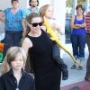 Angelina Jolie emmène trois de ses enfants faire du shopping pour Halloween le 28 octobre 2012 à Sherman Oaks en Californie dans le magasin Party City : l'aînée Shiloh affiche son look de garçon manqué