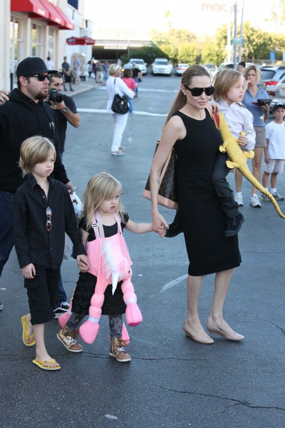 Angelina Jolie emmène trois de ses enfants faire du shopping pour Halloween le 28 octobre 2012 à Sherman Oaks en Californie dans le magasin Party City