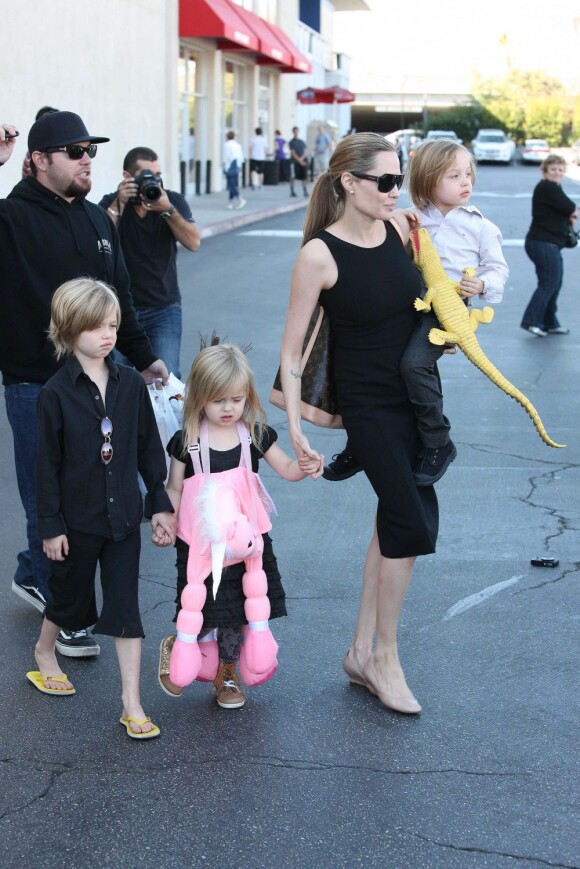 Angelina Jolie emmène trois de ses enfants faire du shopping pour Halloween le 28 octobre 2012 à Sherman Oaks en Californie dans le magasin Party City