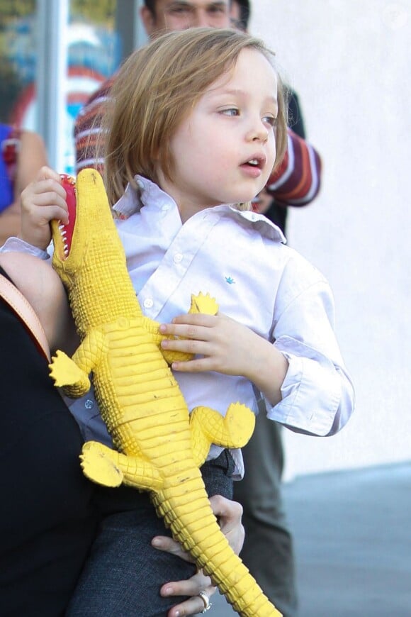 Angelina Jolie emmène trois de ses enfants faire du shopping pour Halloween le 28 octobre 2012 à Sherman Oaks en Californie dans le magasin Party City : Knox ne veut plus quitter son crocodile