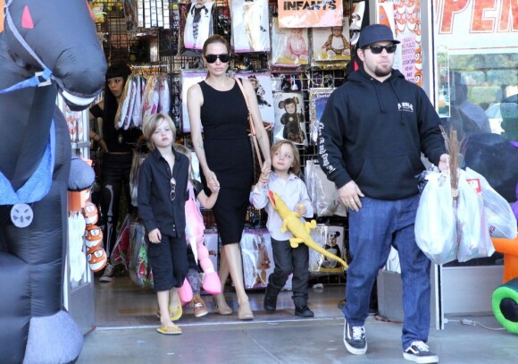 Angelina Jolie emmène trois de ses enfants faire du shopping pour Halloween le 28 octobre 2012 à Sherman Oaks en Californie dans le magasin Party City