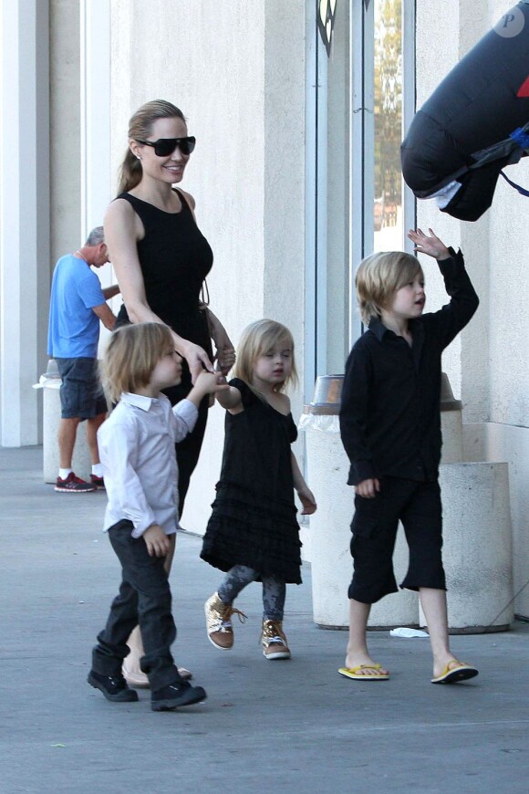 Angelina Jolie emmène trois de ses enfants faire du shopping pour Halloween le 28 octobre 2012 à Sherman Oaks en Californie dans le magasin Party City