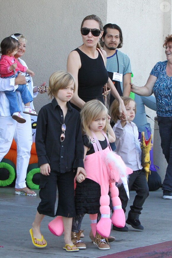 Angelina Jolie emmène trois de ses enfants faire du shopping pour Halloween le 28 octobre 2012 à Sherman Oaks en Californie dans le magasin Party City