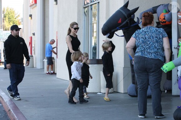 Angelina Jolie emmène trois de ses enfants faire du shopping pour Halloween le 28 octobre 2012 à Sherman Oaks en Californie dans le magasin Party City