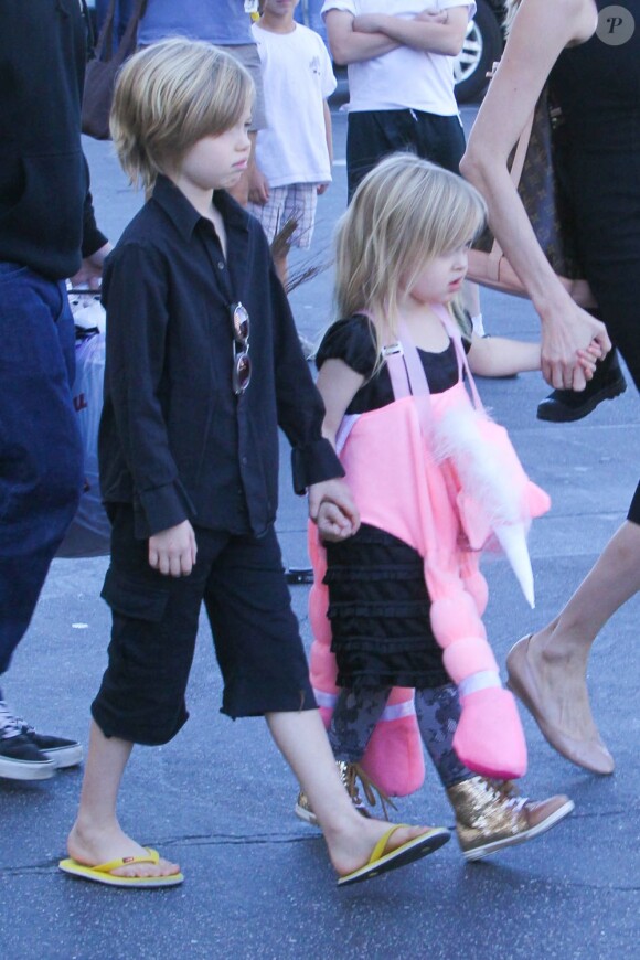 Angelina Jolie emmène trois de ses enfants faire du shopping pour Halloween le 28 octobre 2012 à Sherman Oaks en Californie dans le magasin Party City