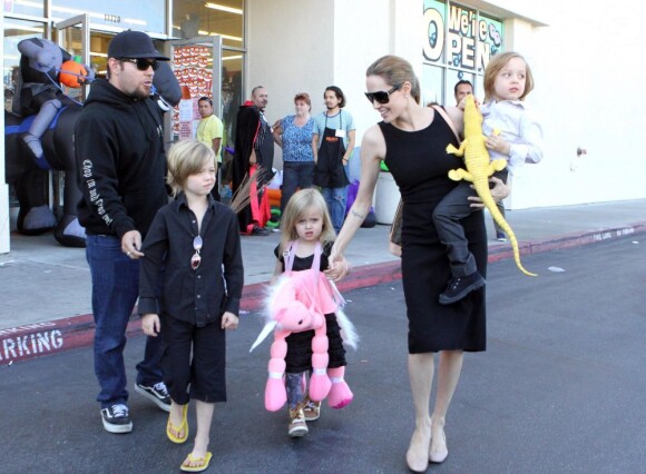 Angelina Jolie emmène trois de ses enfants faire du shopping pour Halloween le 28 octobre 2012 à Sherman Oaks en Californie dans le magasin Party City