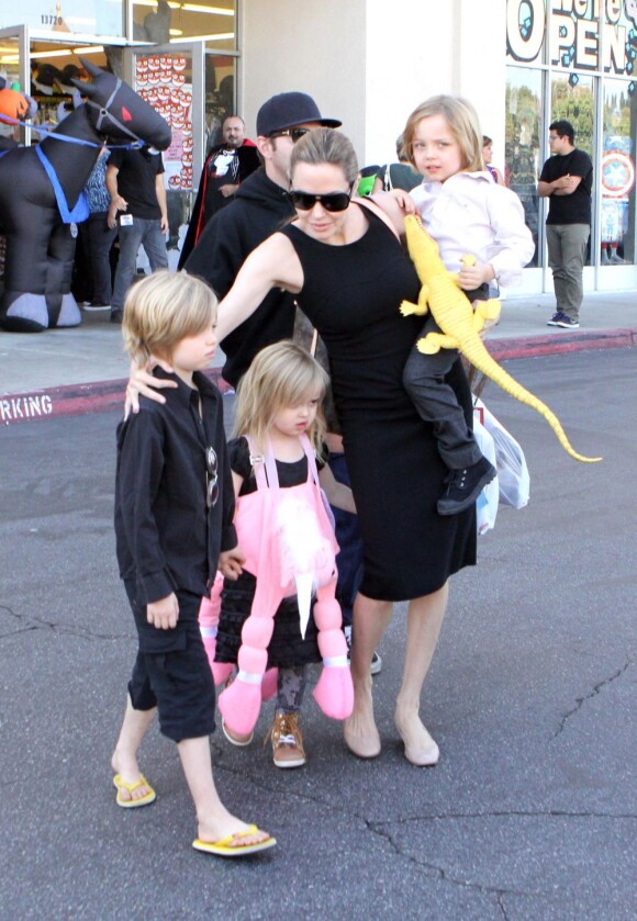 Angelina Jolie emmène trois de ses enfants faire du shopping pour Halloween le 28 octobre 2012 à Sherman Oaks en Californie dans le magasin Party City