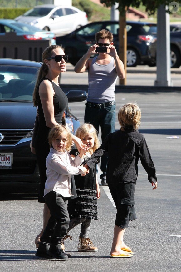 Angelina Jolie emmène trois de ses enfants faire du shopping pour Halloween le 28 octobre 2012 à Sherman Oaks en Californie dans le magasin Party City