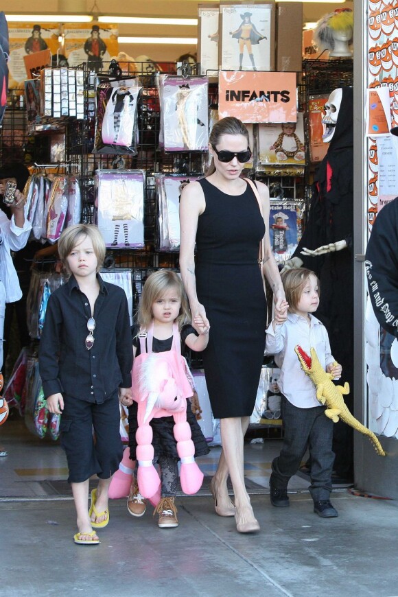 Angelina Jolie emmène trois de ses enfants faire du shopping pour Halloween le 28 octobre 2012 à Sherman Oaks en Californie dans le magasin Party City
