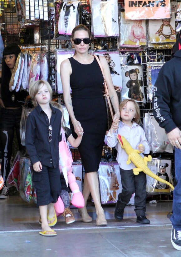 Angelina Jolie emmène trois de ses enfants faire du shopping pour Halloween le 28 octobre 2012 à Sherman Oaks en Californie dans le magasin Party City